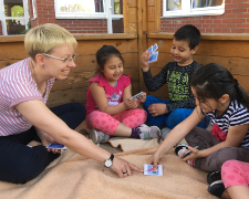 Spielerisch Sprache lernen. Katja Machnow beim Spielen mit Kindern