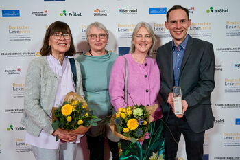 Deutscher Lesepreis 2025 Gruppenfoto mit Schulleitung und Bibliothekar