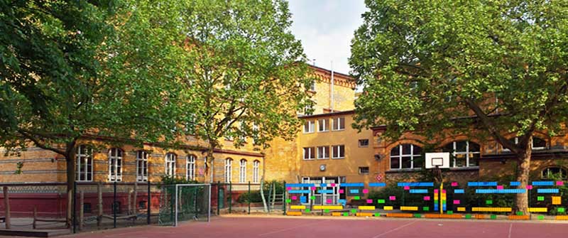 Schulbezogene Sozialarbeit an der Leo-Lionni-Grundschule, Berlin im Bezirk Mitte, Ortsteil Wedding, Schulgebäude und Schulhof